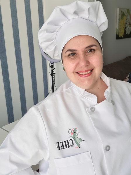 Giovanna Pena com uniforme e chapéu de chef